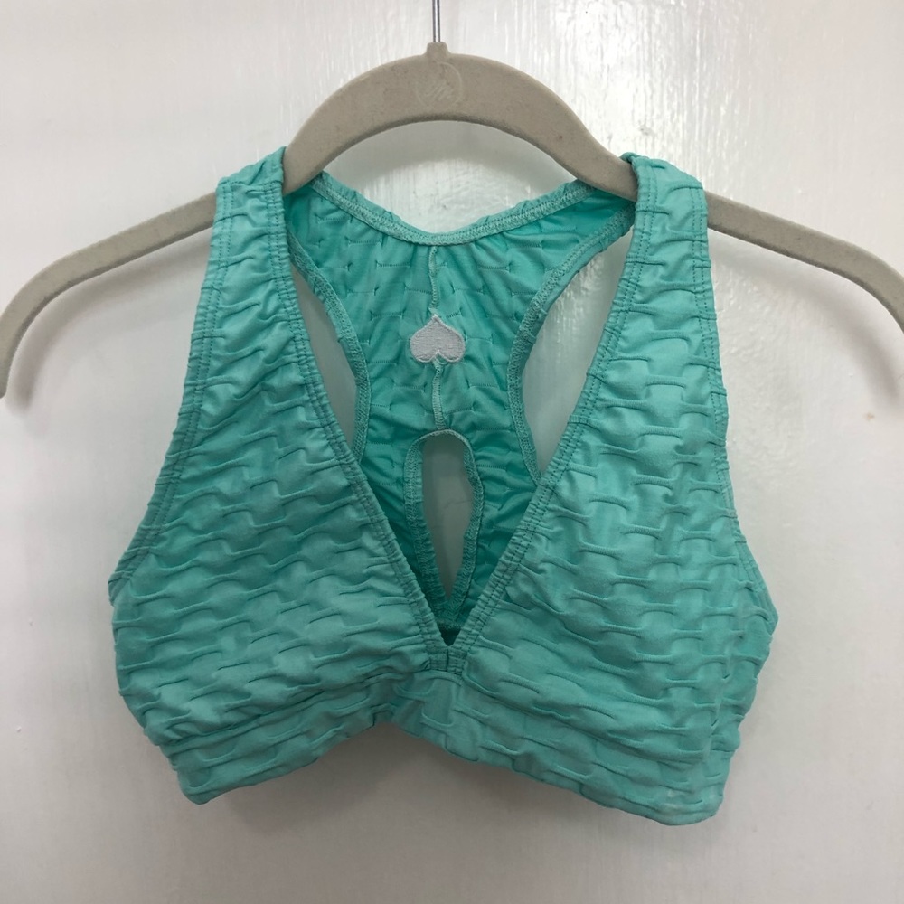 V neck sports bra by Booty by Brabants